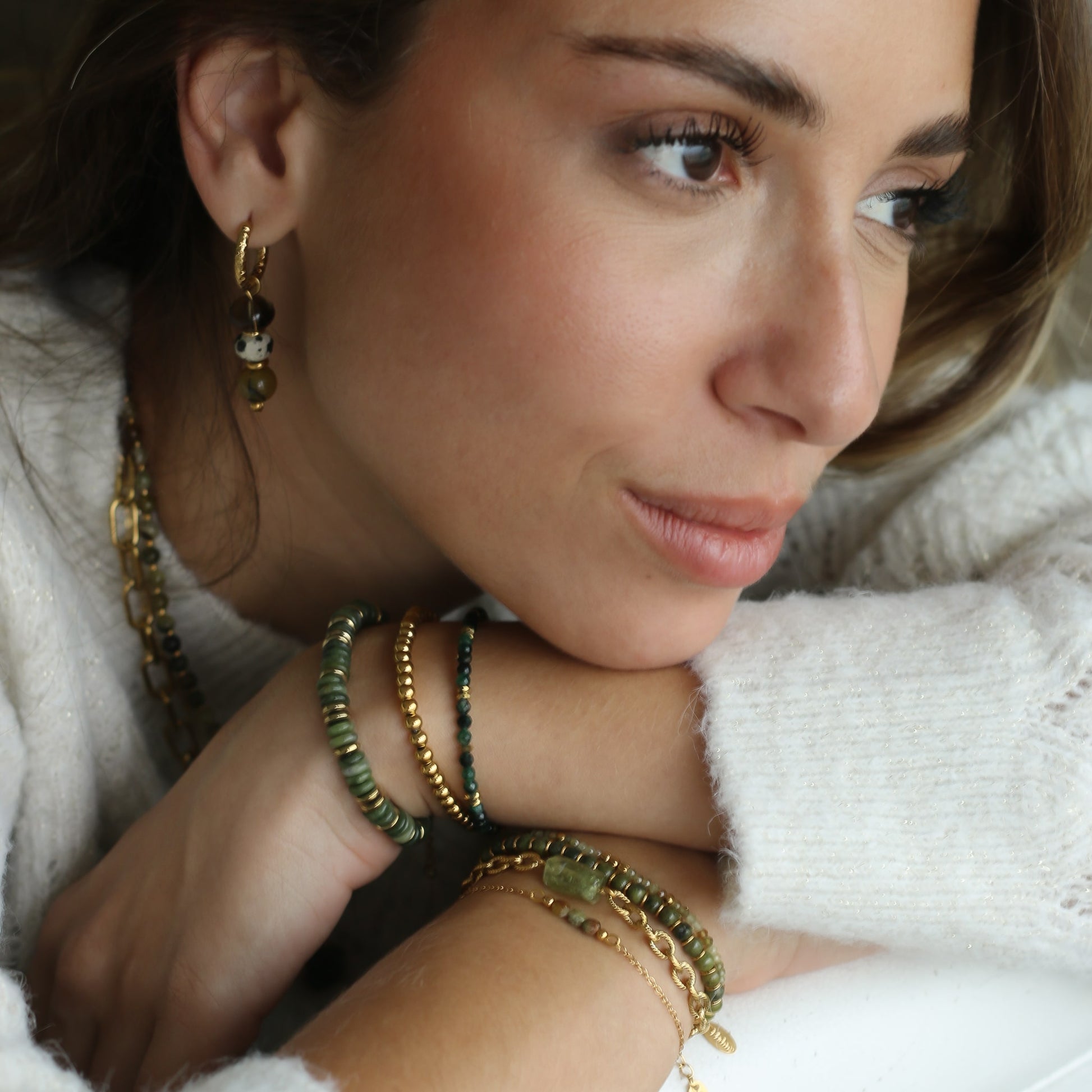 Bracelet en Serpentine à superposé avec des bracelets dorés et verts