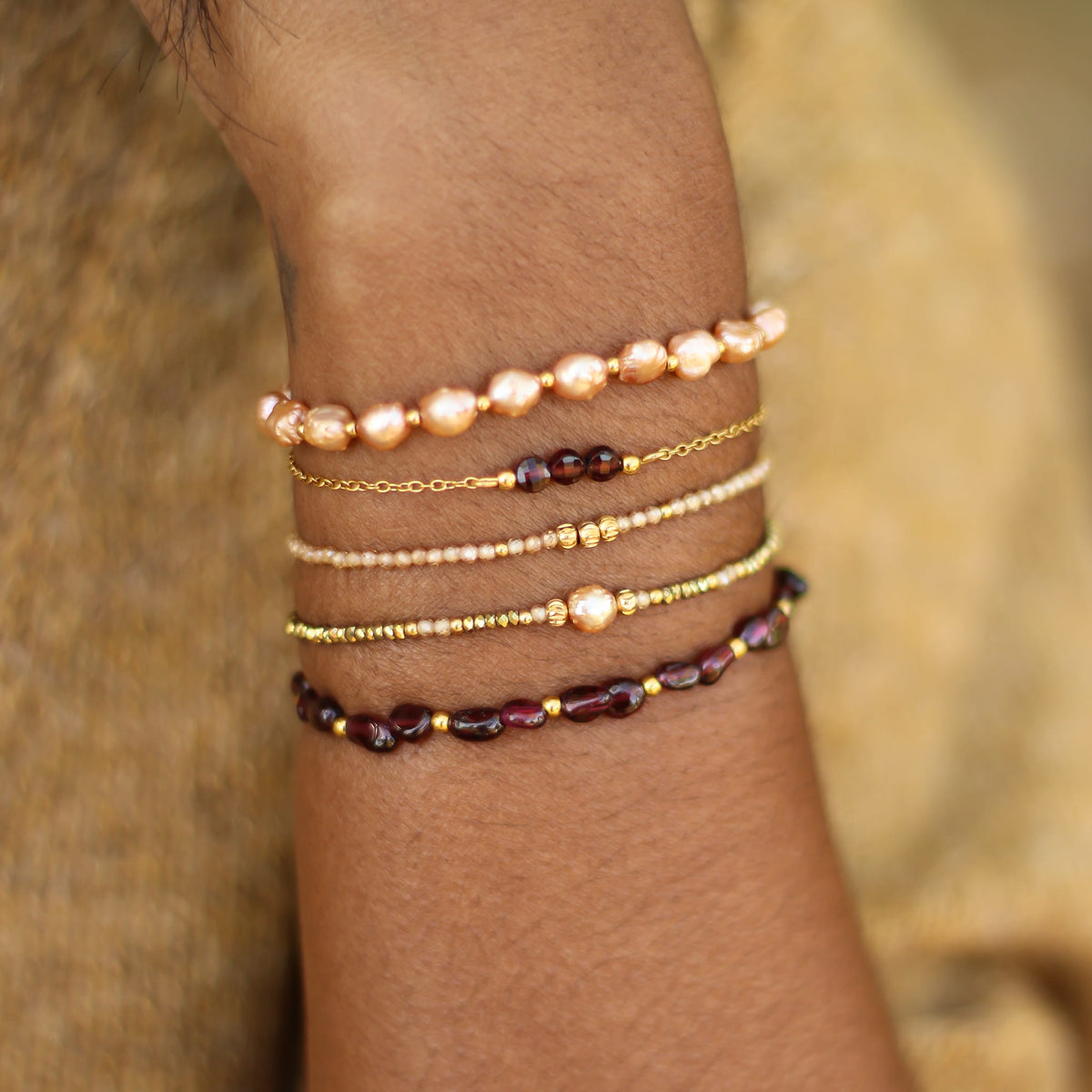 Bracelet Perle d'eau douce orangée hématite dorée