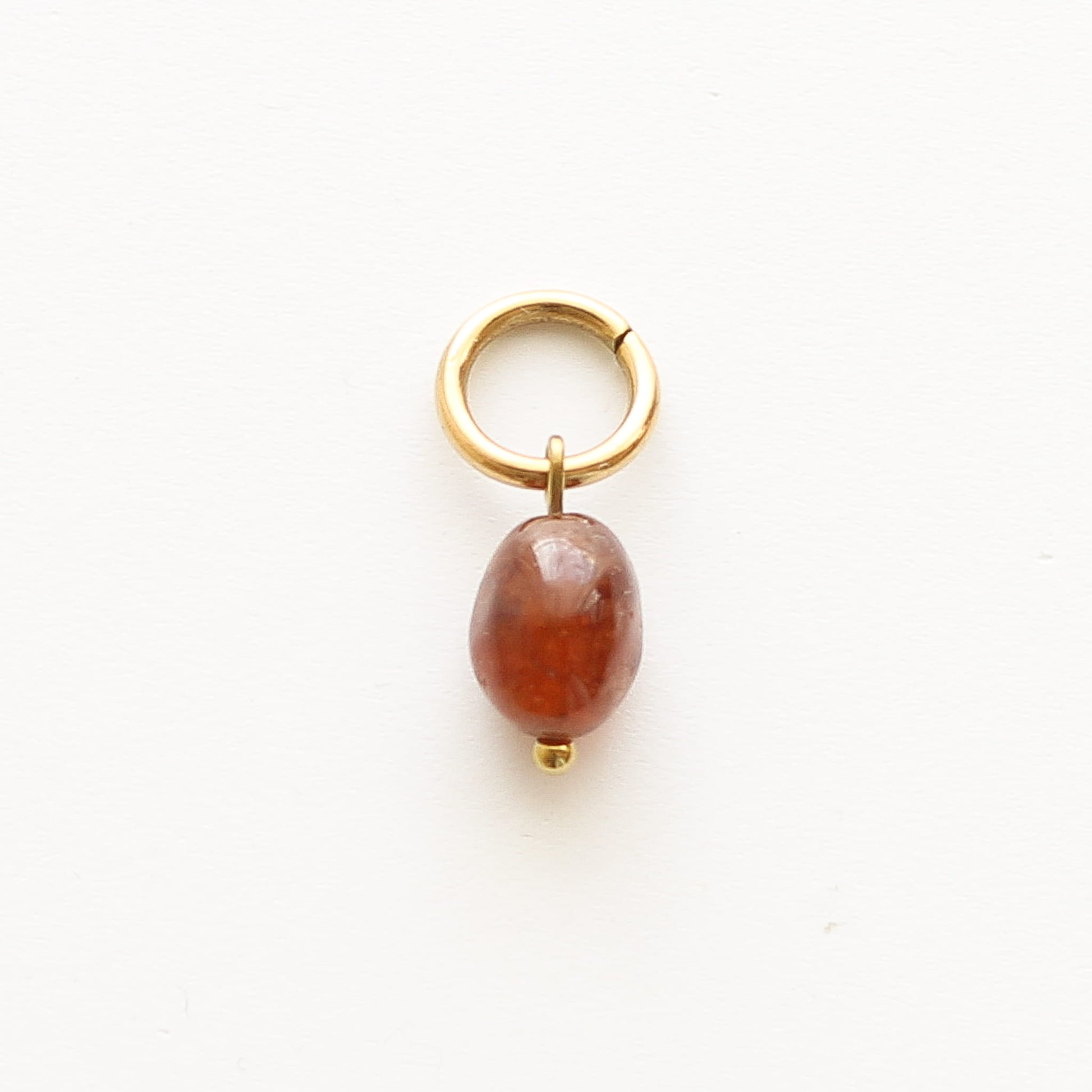 Gri-gris pour collier modulable, mise en scène, Mahny pierres assemblées main, Paris.