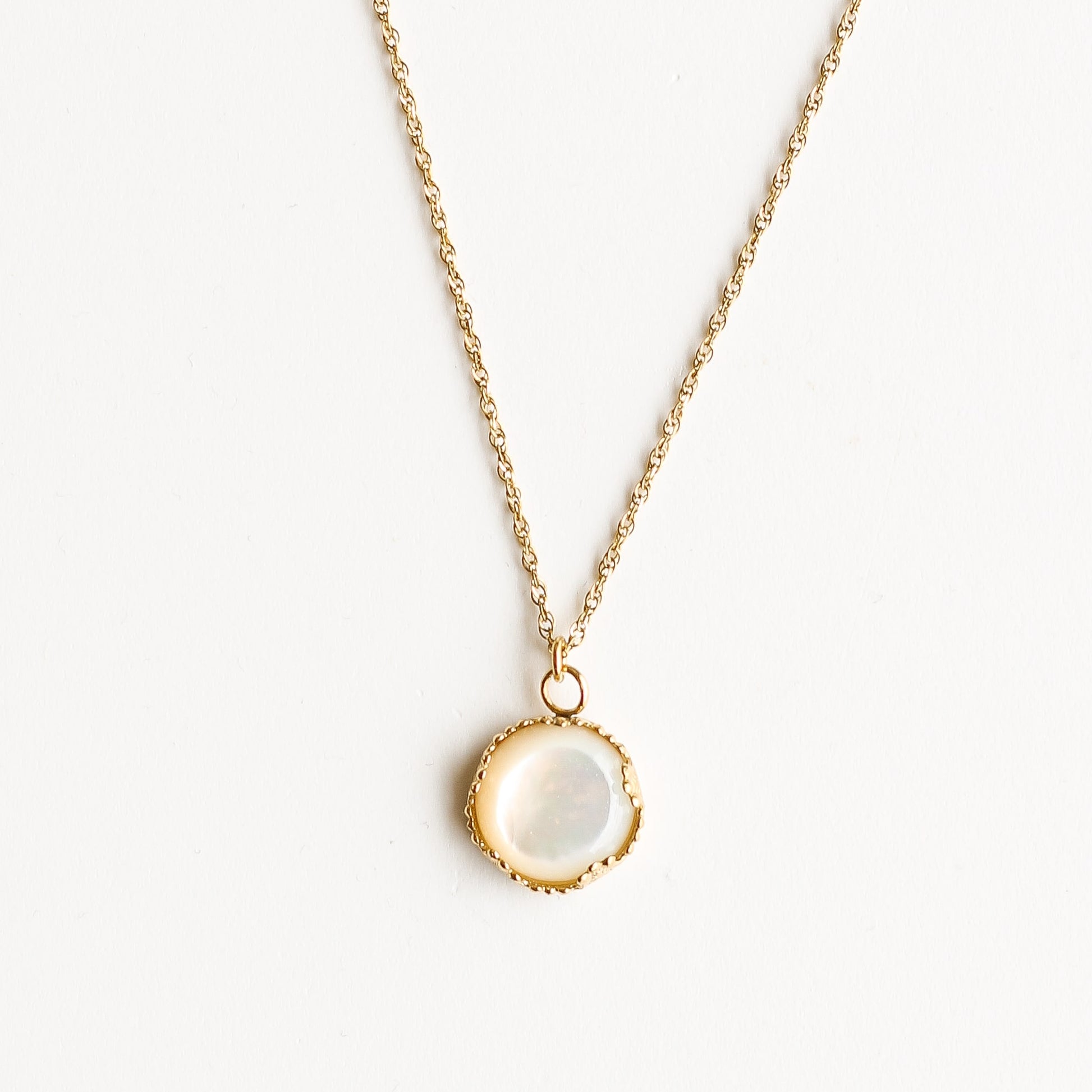 collier nacre acier doré blanc pierre