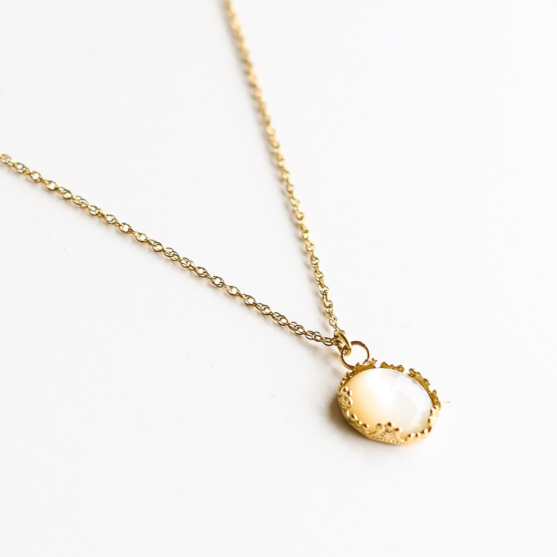 collier nacre acier doré blanc lithothérapie