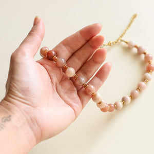 collier de perles d'Aragonite et d'Agate avec détails dorés