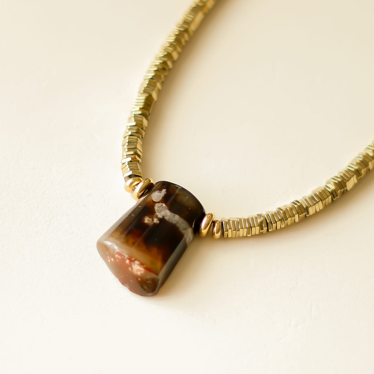 Collier Agate Fleur noire et Hématite dorée