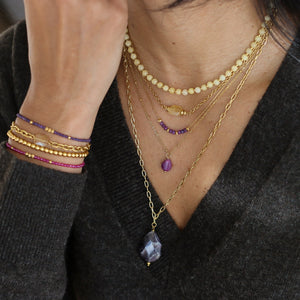 collier en perles d'Agate fuchsia, pierres naturelles sélectionnées à la main et chaine fine 