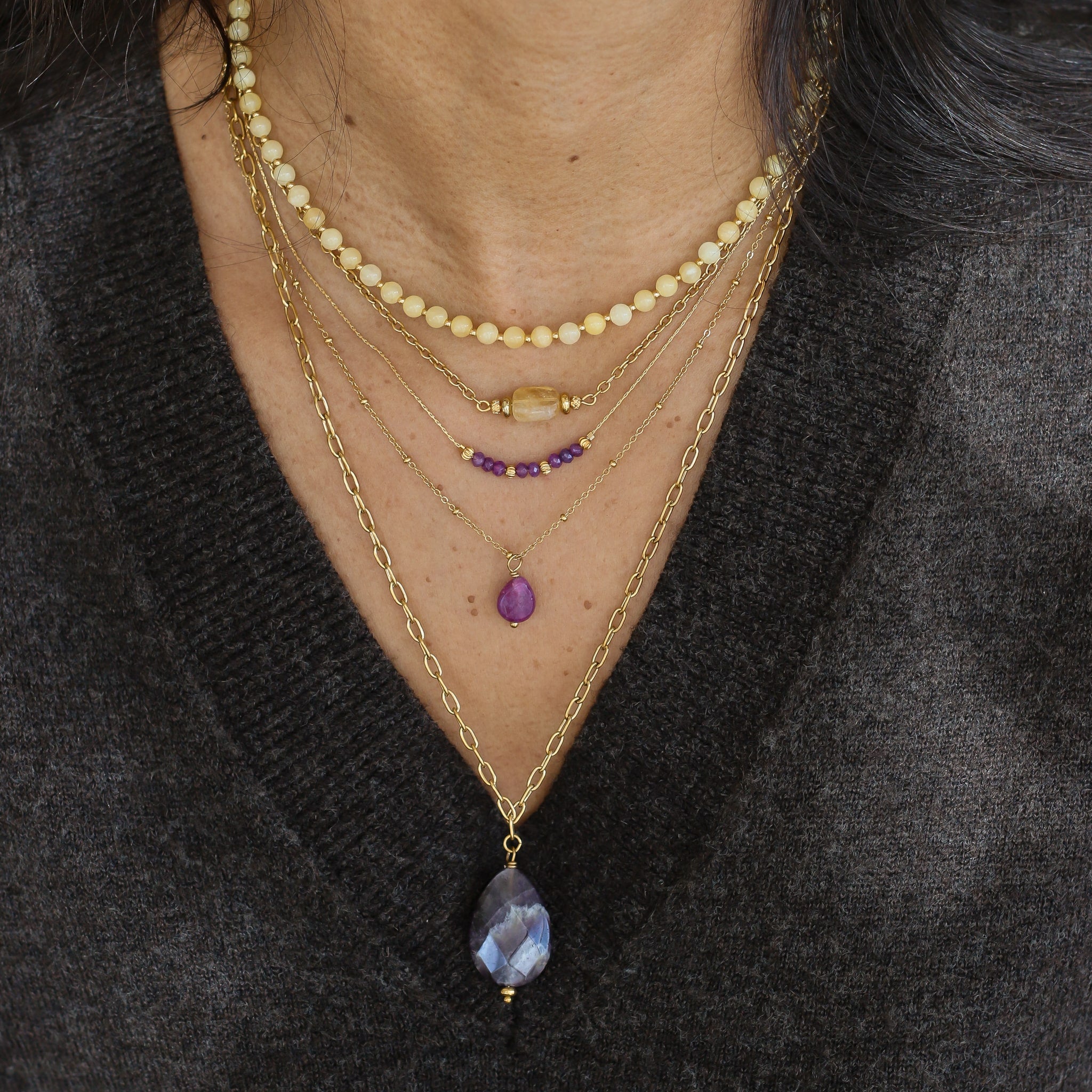 collier en Agate fuchsia fait à la main avec des pierres naturelles