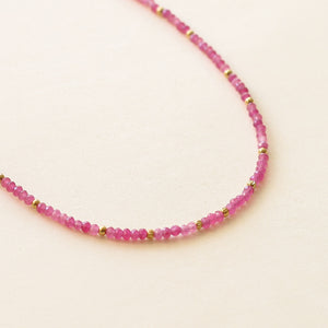 collier en Agate fuchsia et perles dorées détaillées