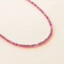 collier en Agate fuchsia et perles dorées détaillées