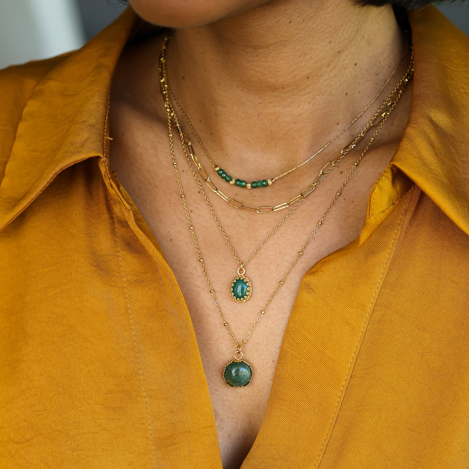 collier monté à la main avec son pendentif en Agate mousse dentelé 