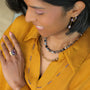 collier monté à la main en Agate noire et feu