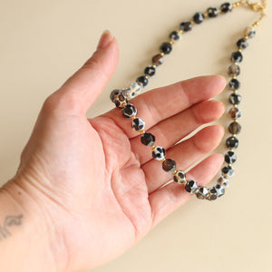 collier en Agate noire et feu, les couleurs à porter quotidiennement
