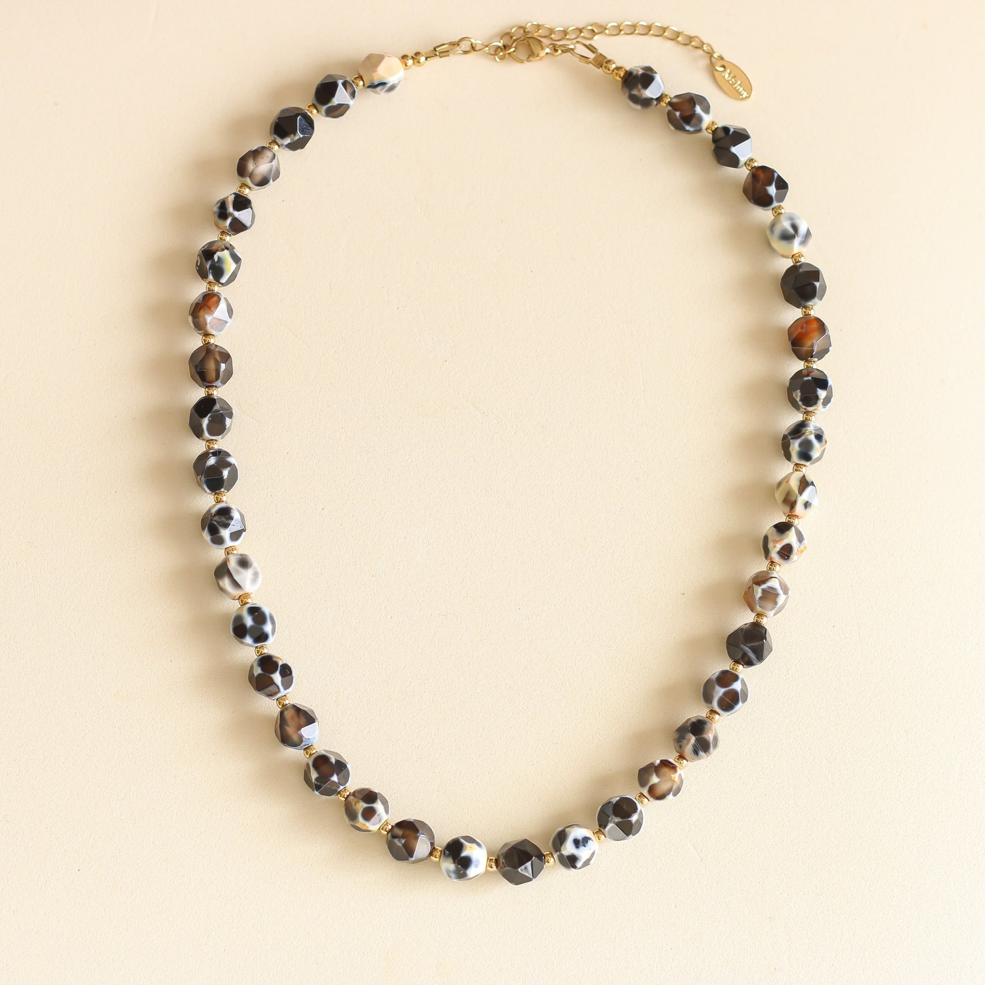 collier en Agate noire et feu avec des perles dorées