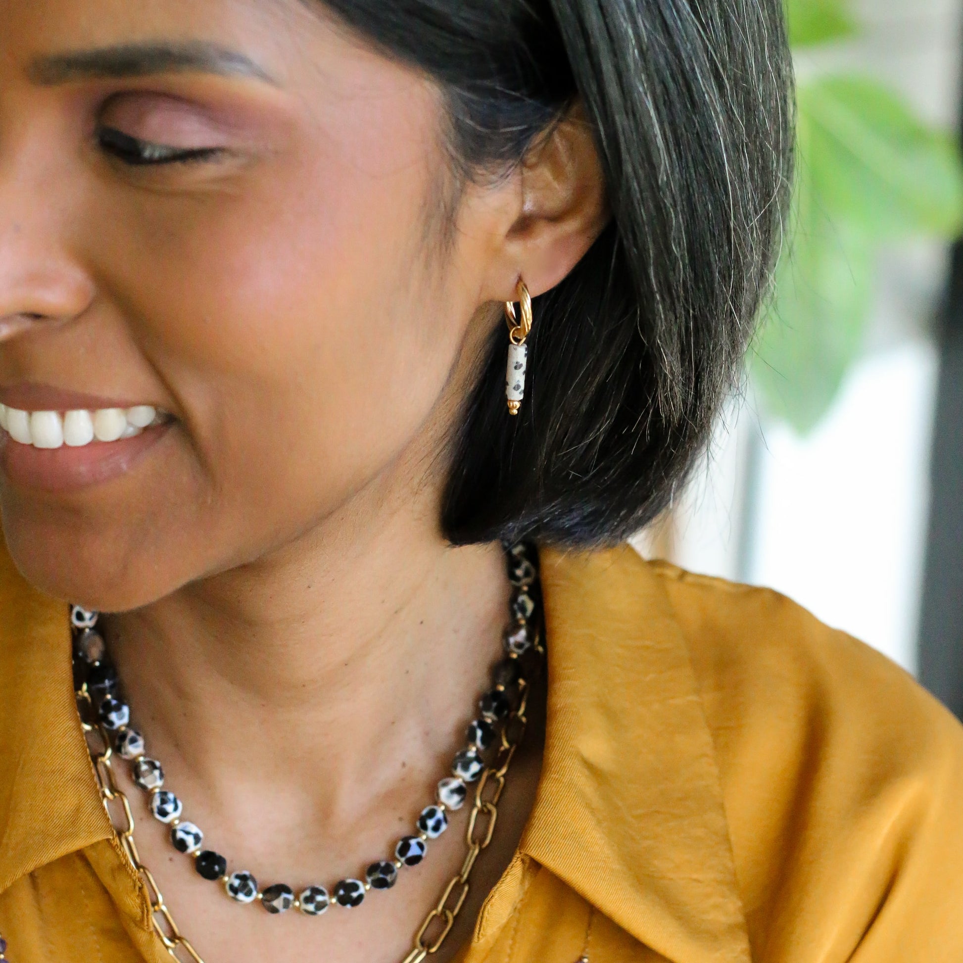 collier noir et blanc qui s'associe avec tous vos bijoux 