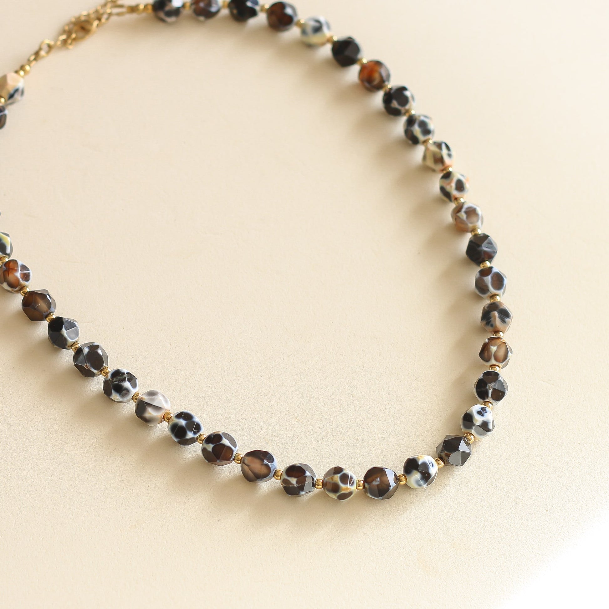 collier noir et blanc en Agate avec ses détails marrons