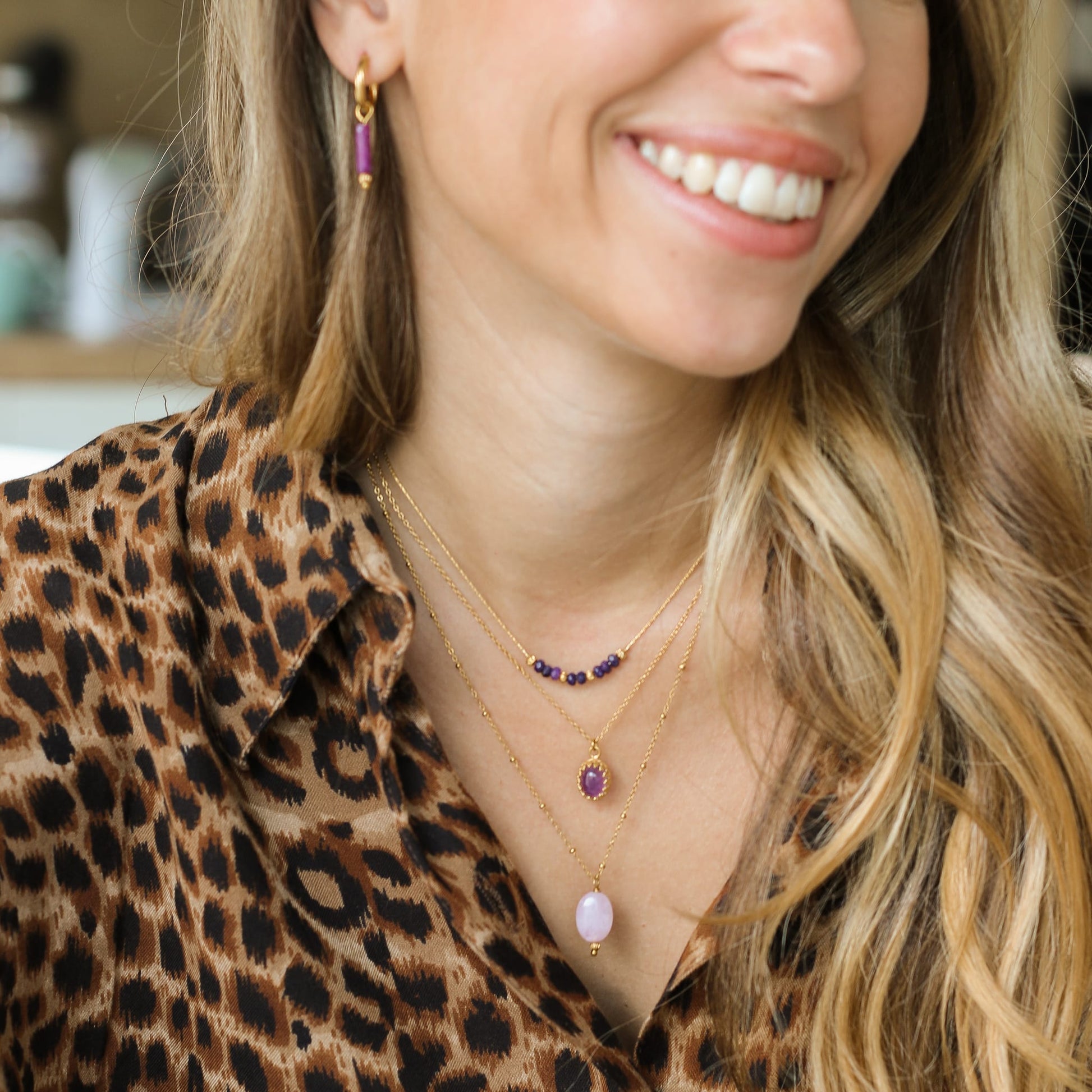 collier minimaliste avec des perles d'Agate violette 