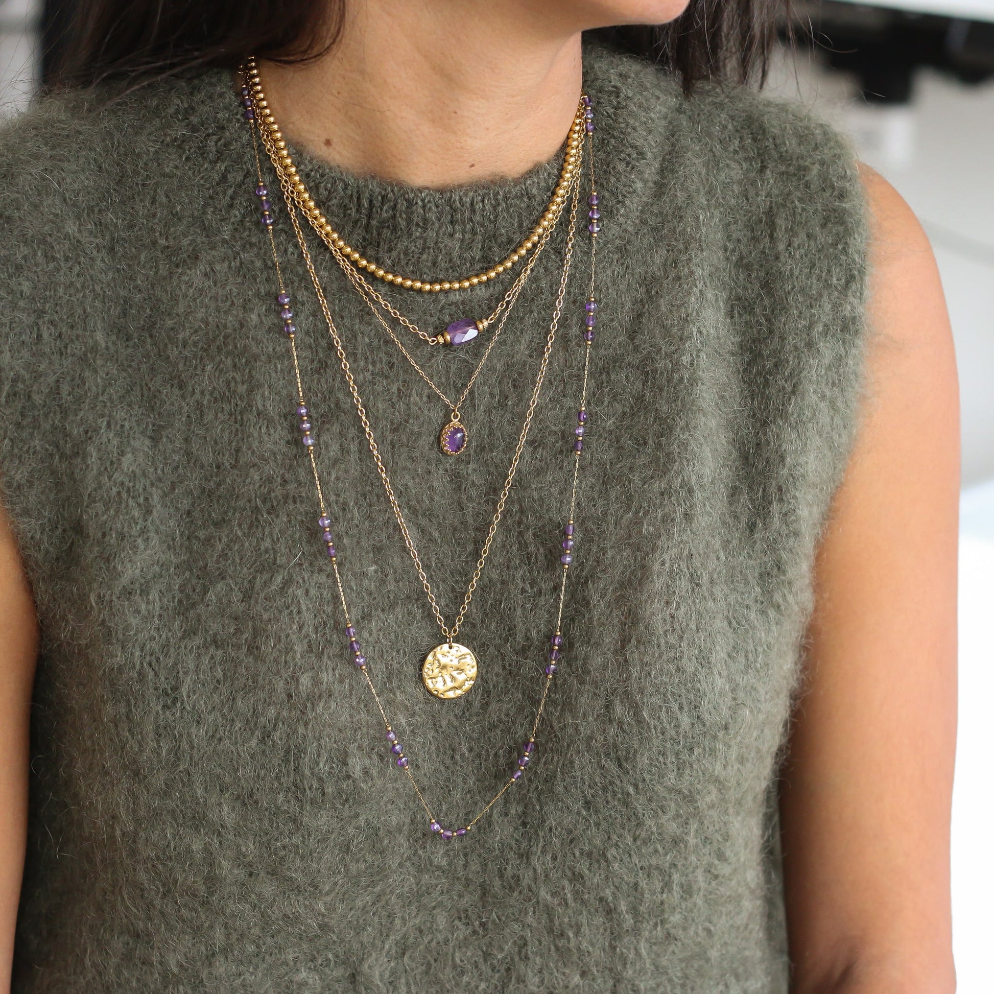 offrez le style avec ce collier à chaine épaisse en acier inoxydable et pierre violette