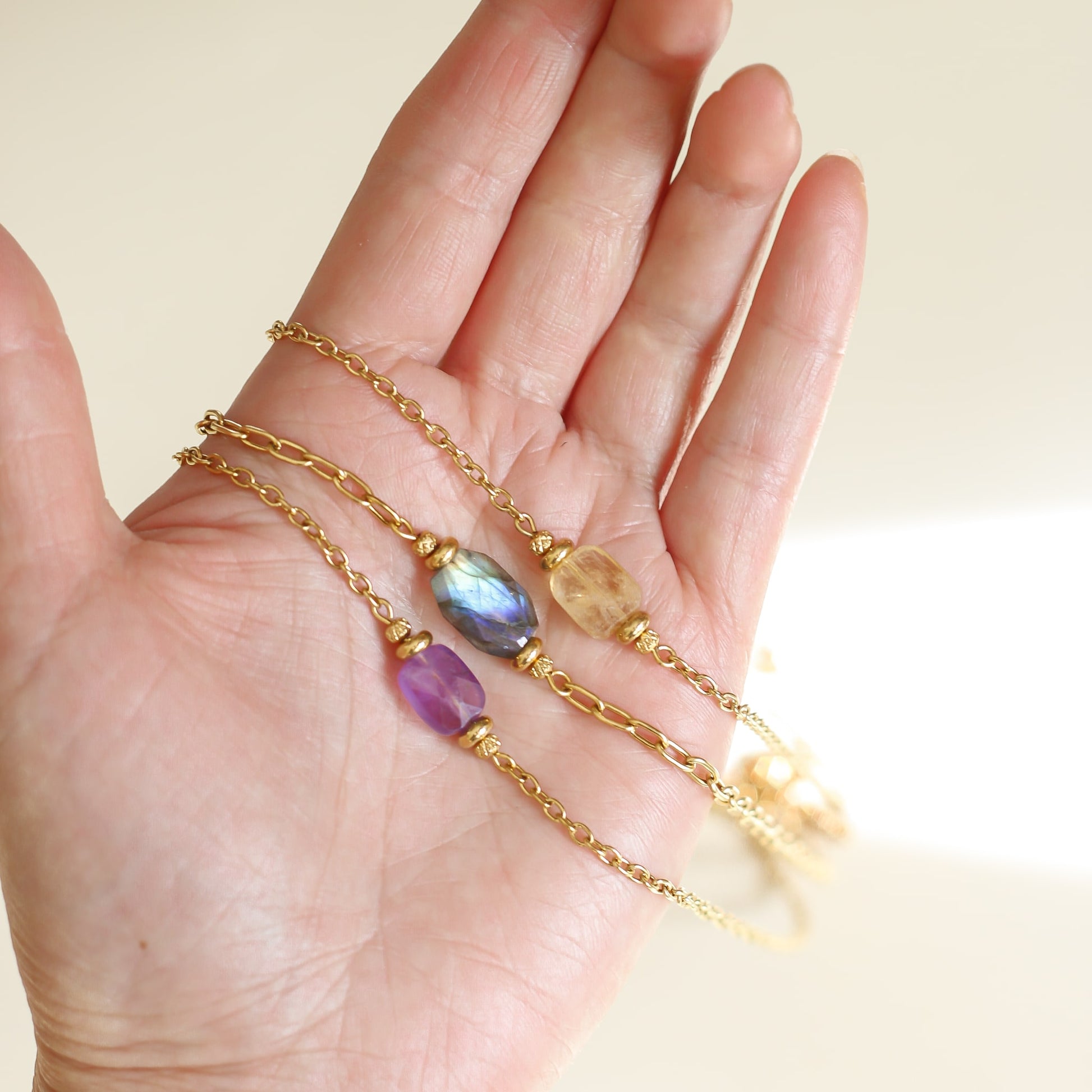 le cadeau pour une femme tendance, un collier en chaine dorée avec une Améthyste taillée