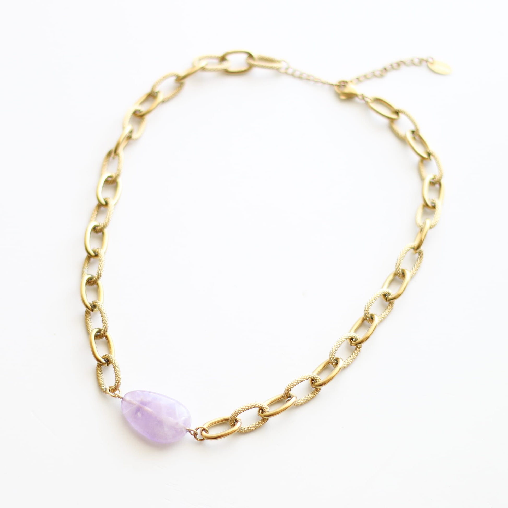 Collier en améthyste lavande sur chaîne acier inoxydable.