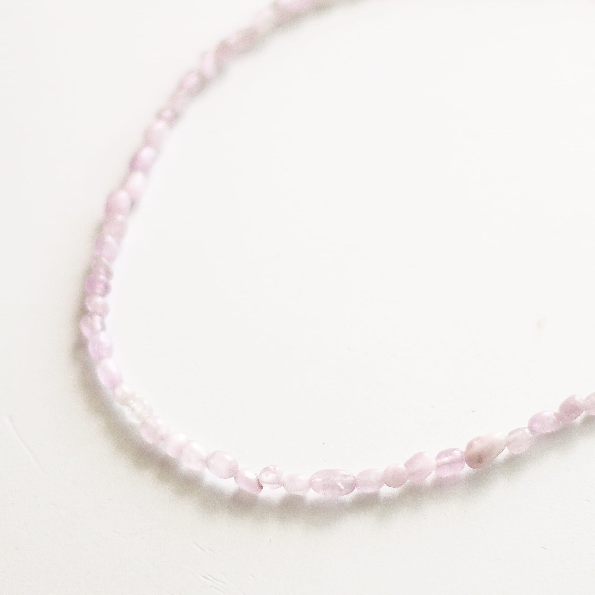 Collier en améthyste lavande, pierre naturelle.