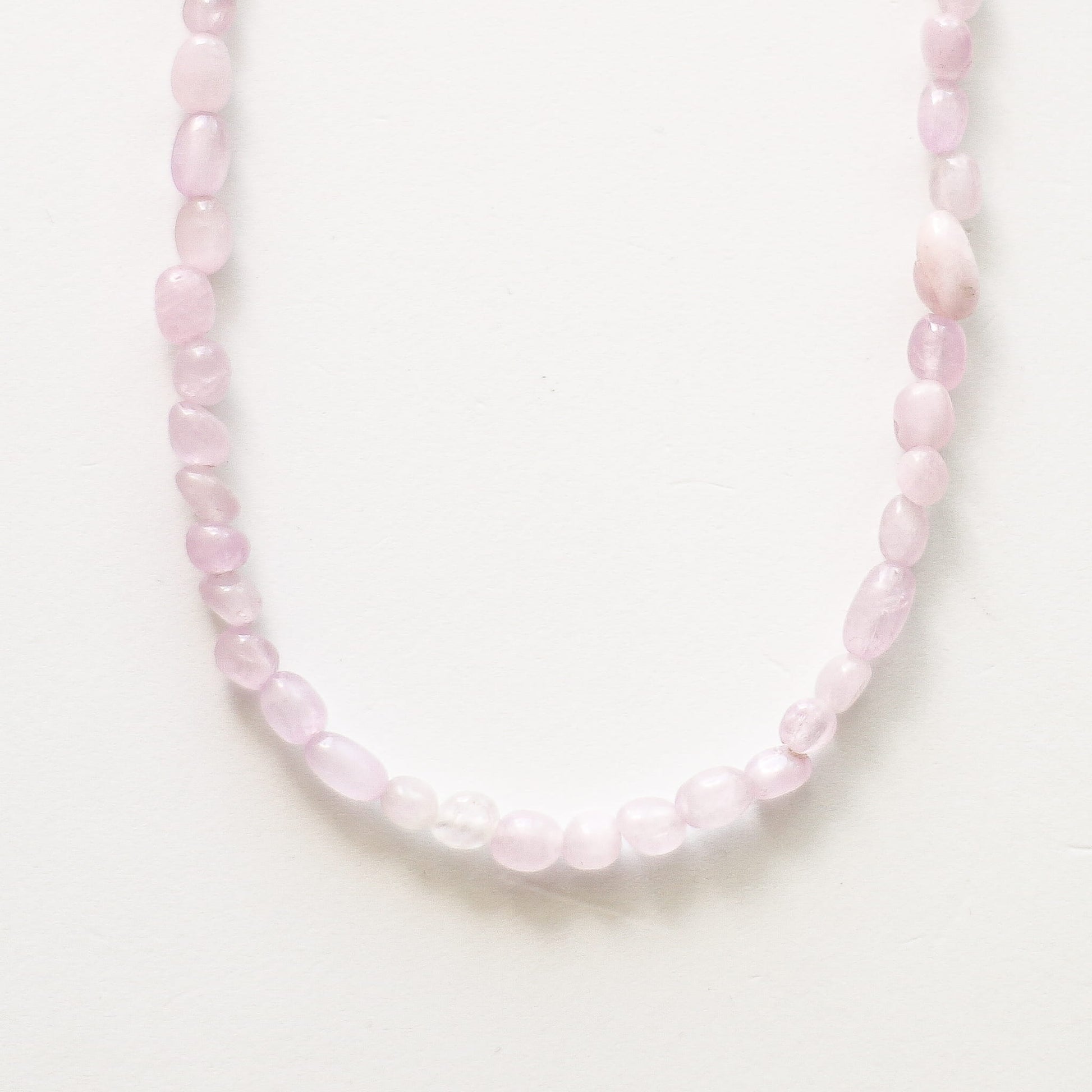 Collier en améthyste lavande, pierre naturelle fine.