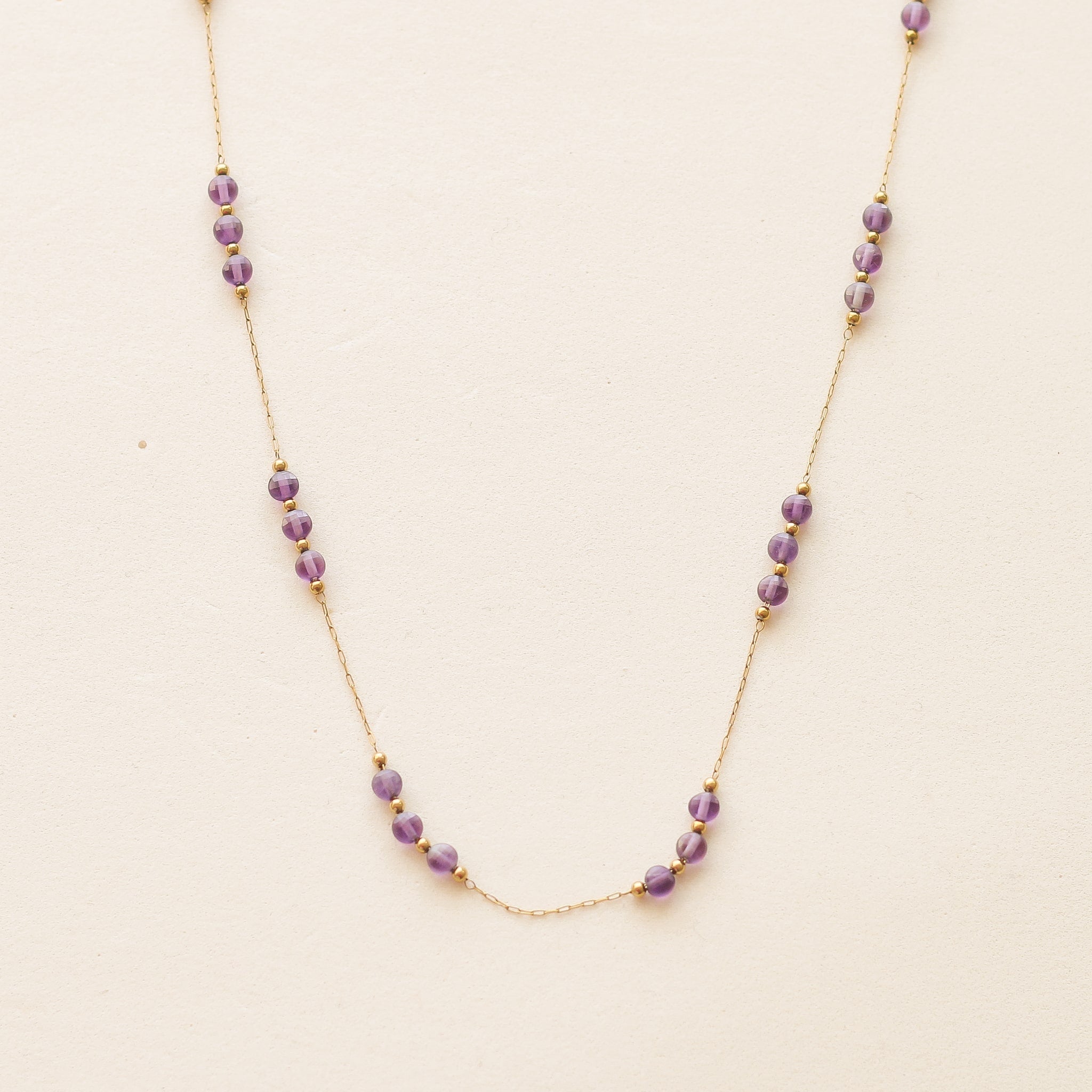 collier sautoir en acier inoxydable et perles d'Améthystes délicate 