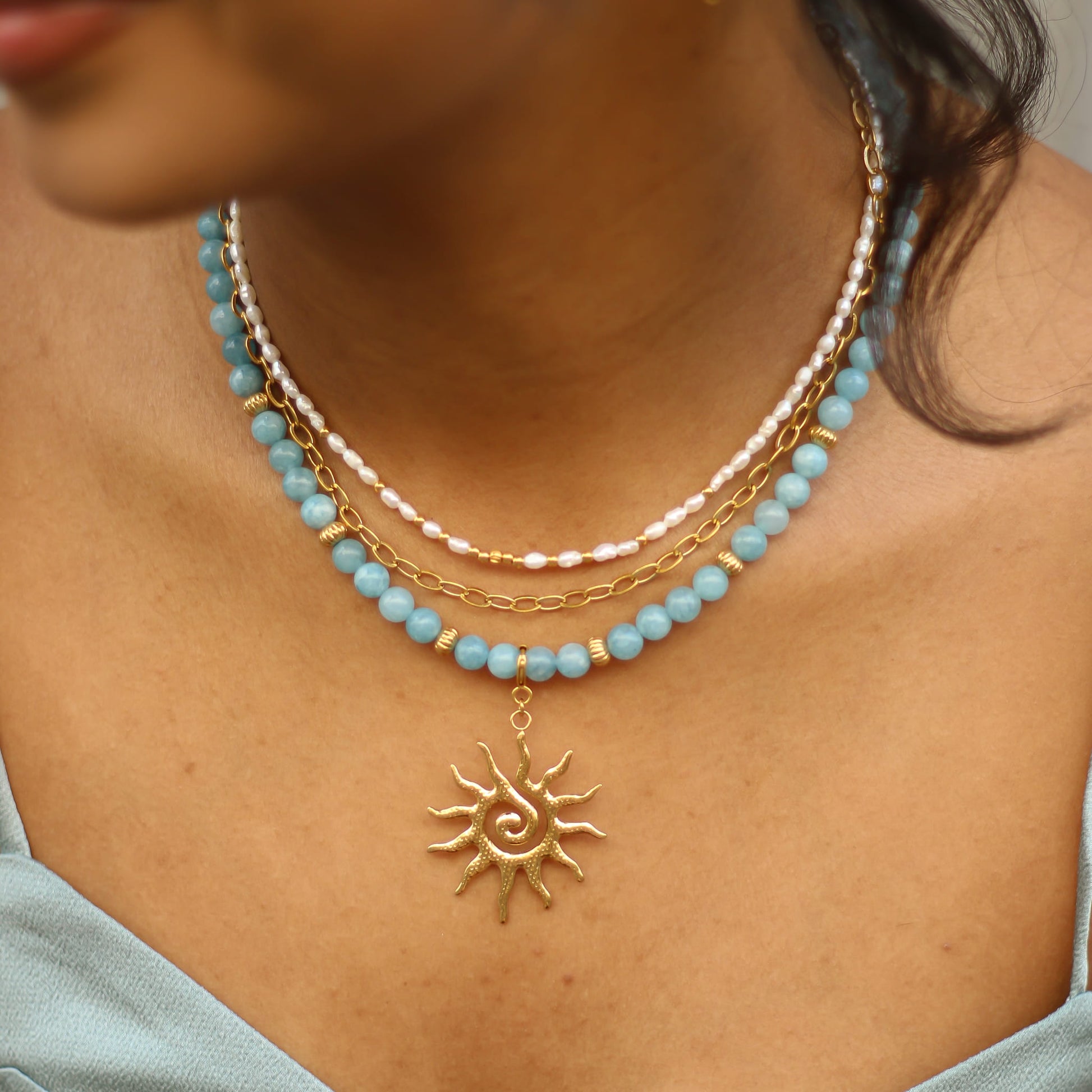 Collier en aragonite bleue sur chaîne acier inoxydable.