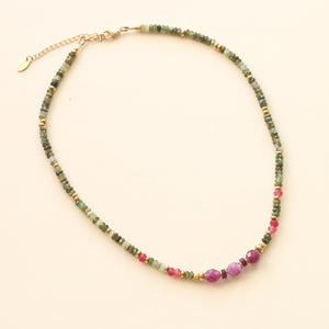 le collier tendance pour le printemps avec Aragonite framboise et Grenat vert