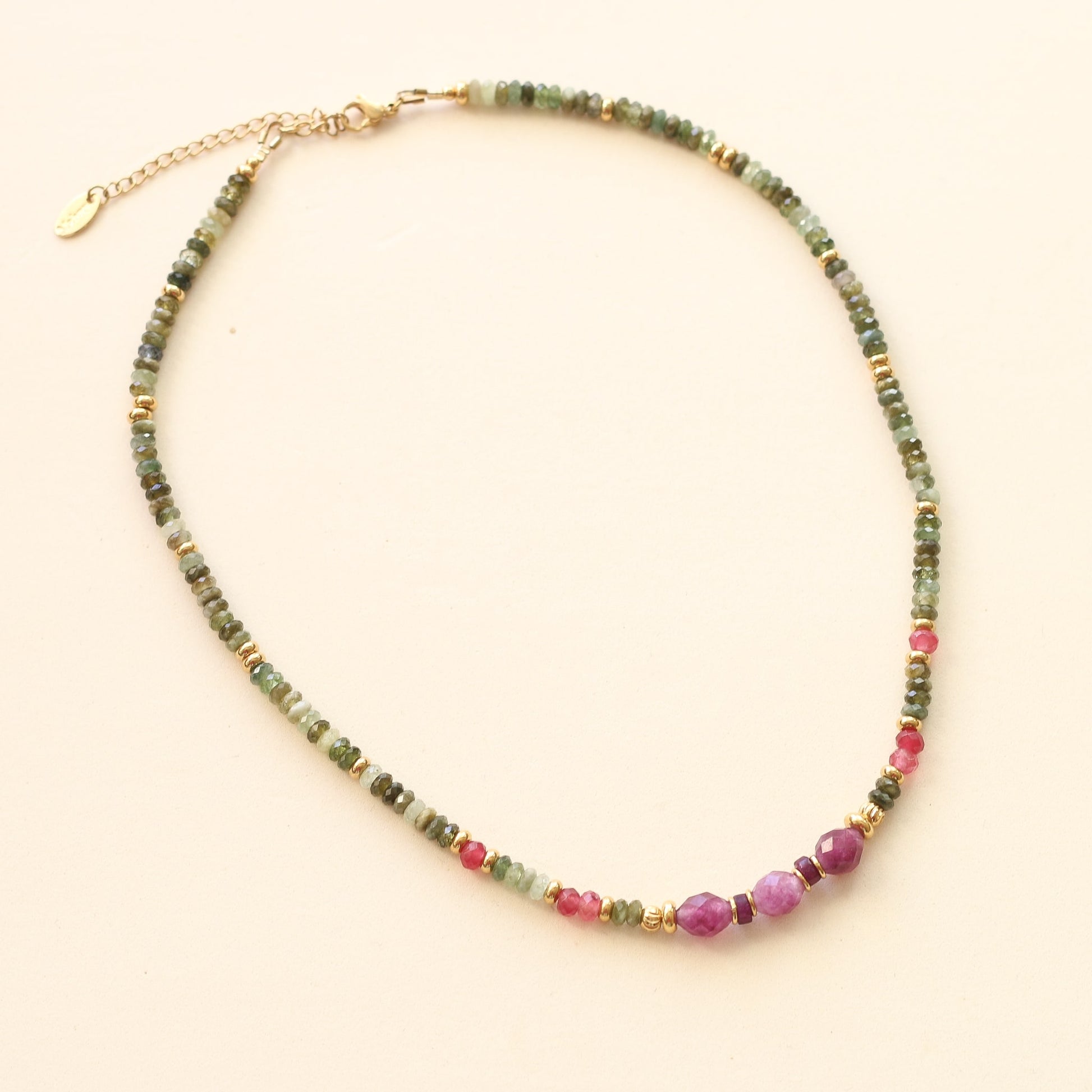 le collier tendance pour le printemps avec Aragonite framboise et Grenat vert