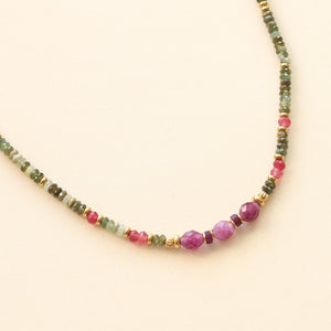 collier en pierres fines roses et vertes pour une tenue de printemps trendy 