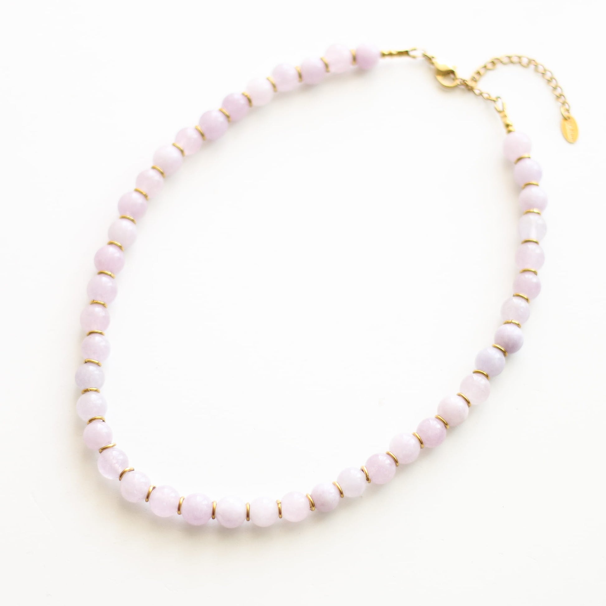 Collier en aragonite parme, hypoallergénique.