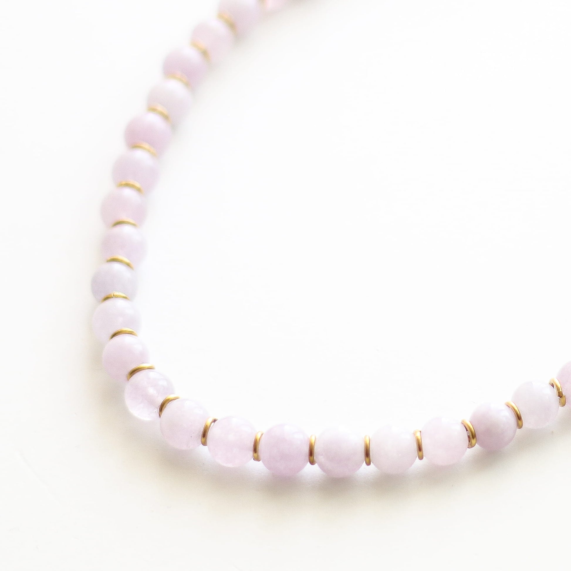Collier en aragonite parme, pierre naturelle fine.