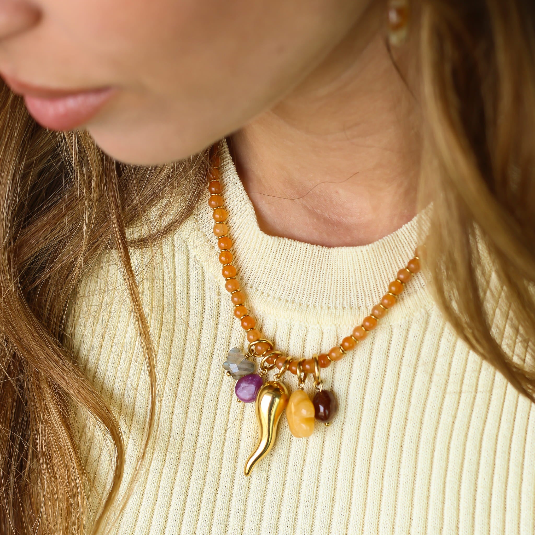 Collier Aventurine Orange gri-gris, vue rapprochée, Mahny bijoux pierres naturelles.