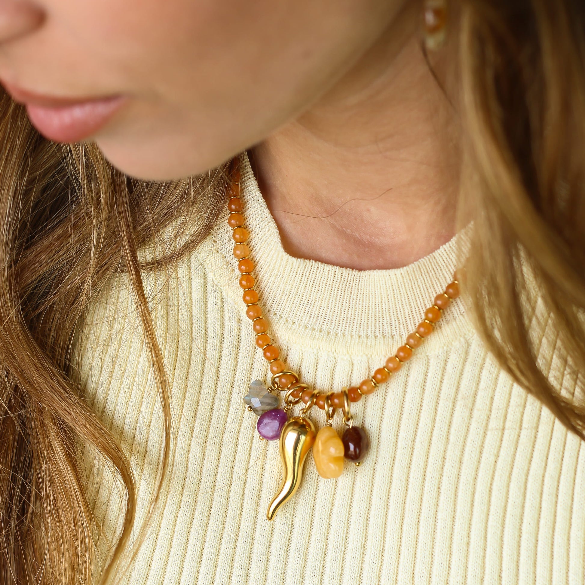 Collier Aventurine Orange gri-gris, vue rapprochée, Mahny bijoux pierres naturelles.