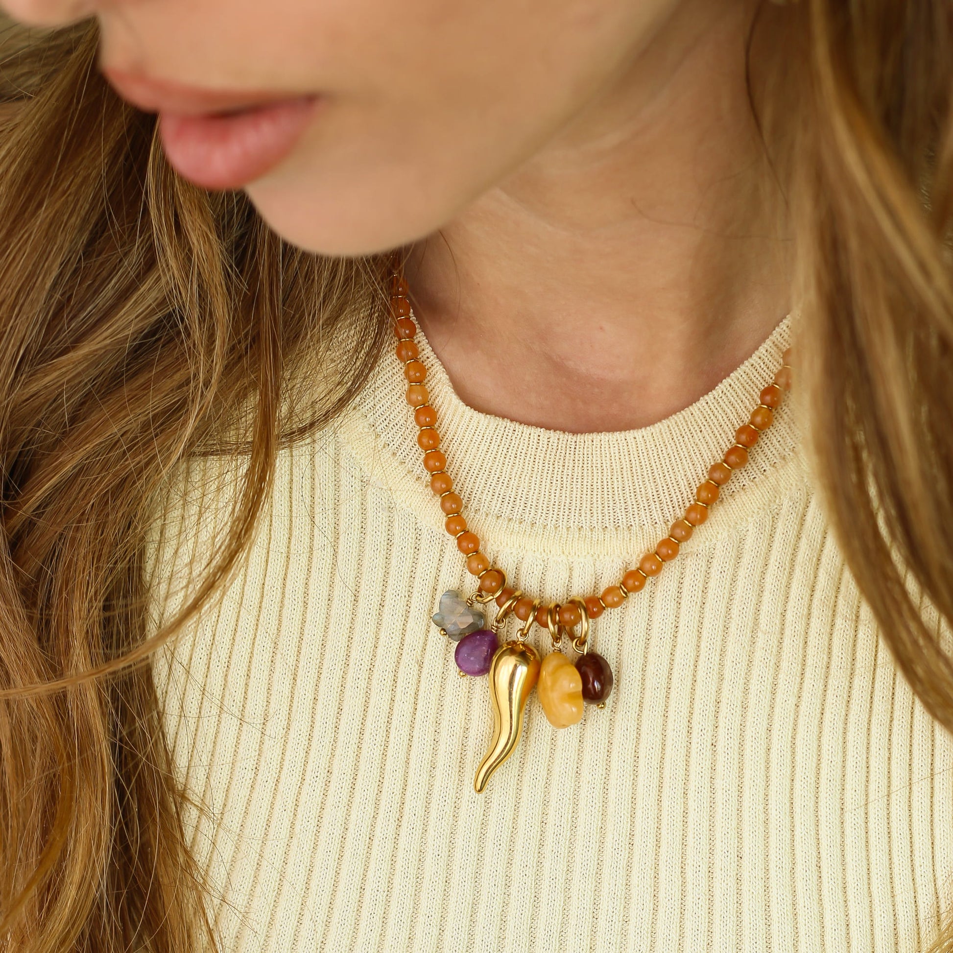 Collier Aventurine Orange gri-gris, gros plan sur la pierre, bijou femme pierres naturelles Mahny.