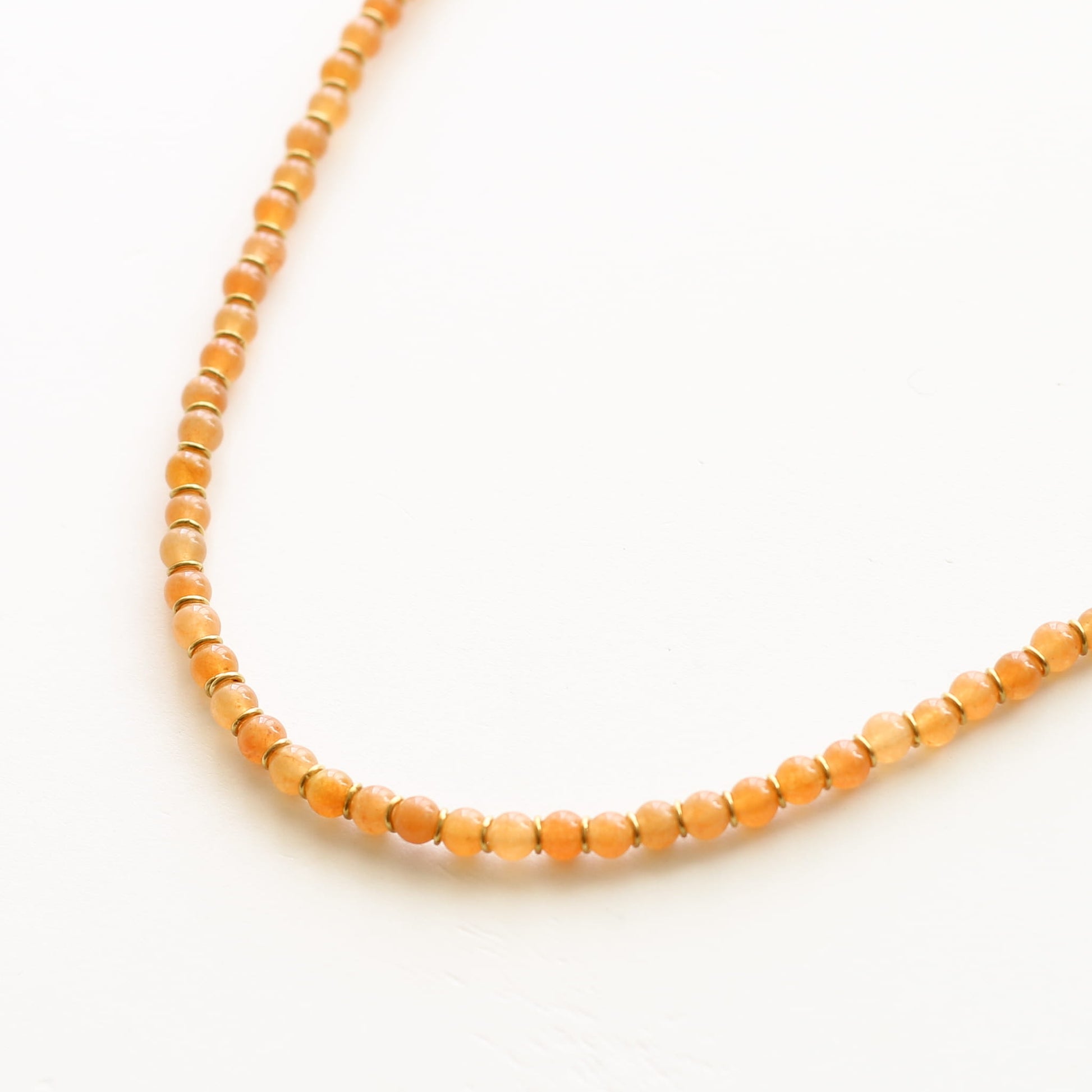 Collier Aventurine Orange gri-gris, détail de la composition, pierre véritable, signé Mahny.