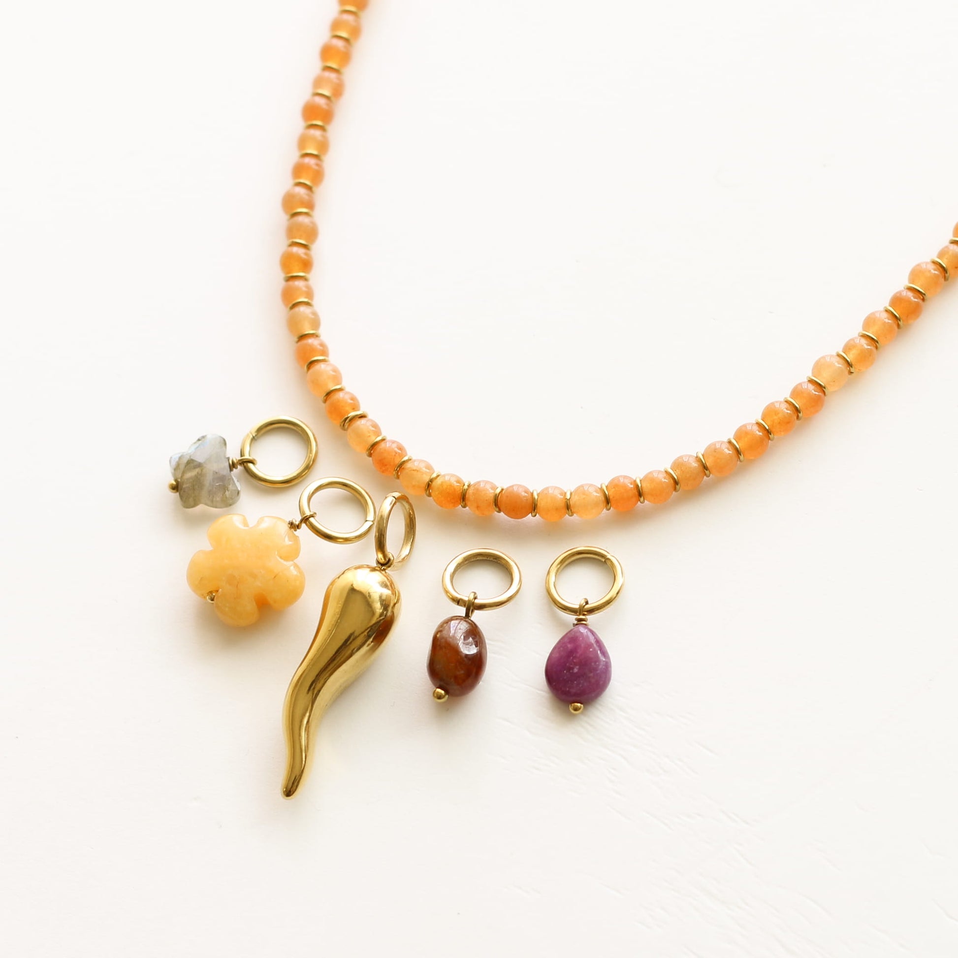 Collier Aventurine Orange gri-gris, vue de profil, Mahny bijoux pierre fine.