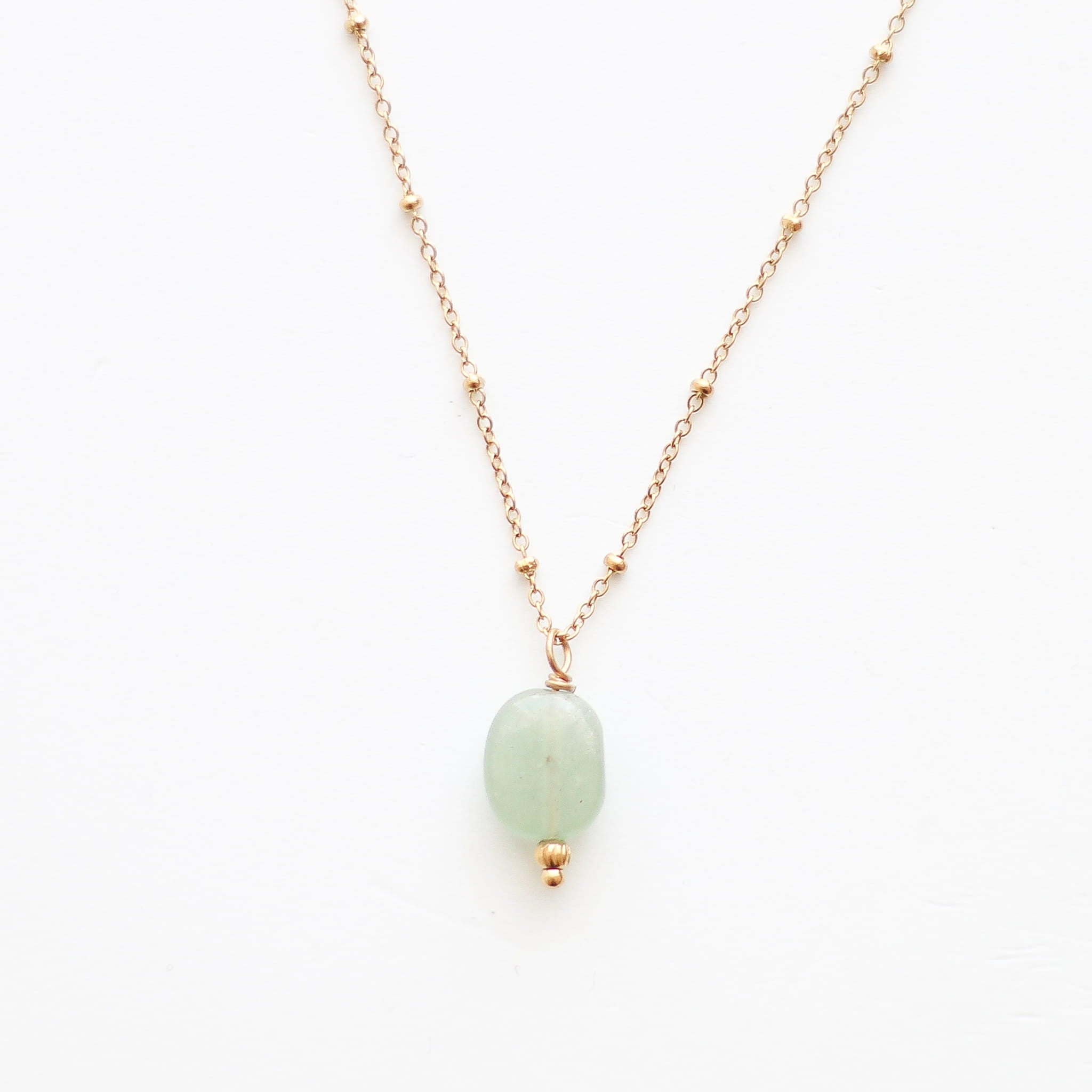 Collier en aventurine verte sur chaîne acier inoxydable.