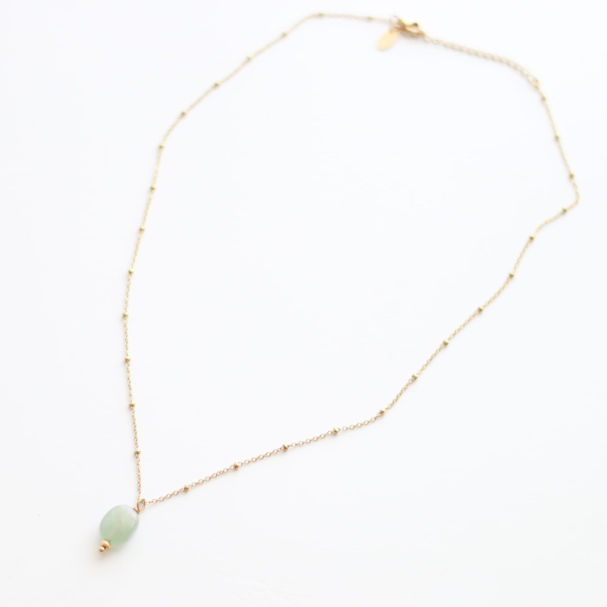 Collier en aventurine verte sur chaîne acier inoxydable.