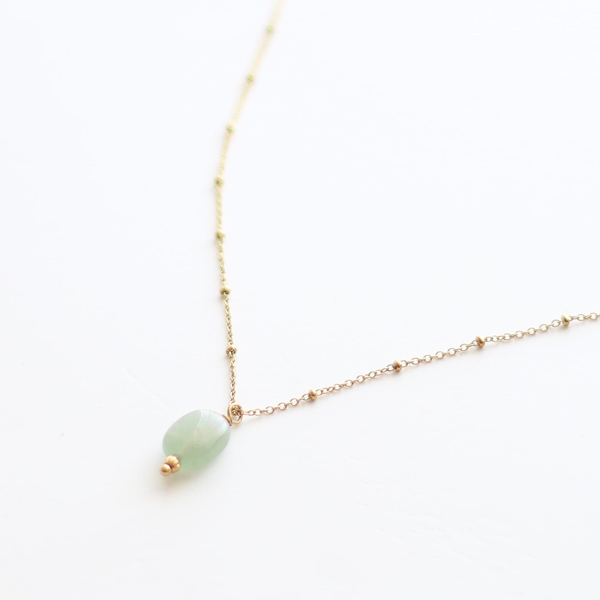 Collier en aventurine verte sur chaîne acier inoxydable.