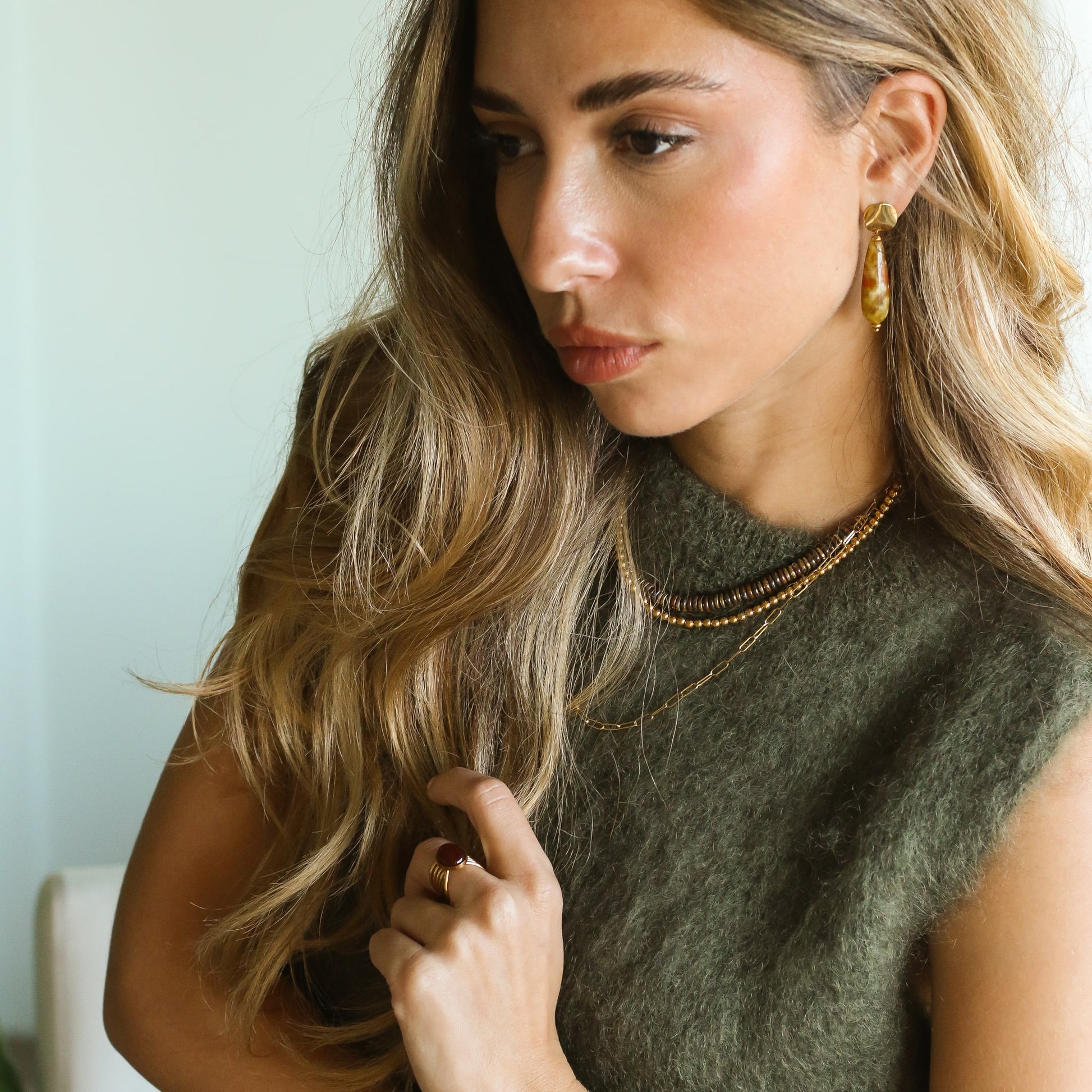 collier à boules dorées à porter avec des chaines et autres colliers 