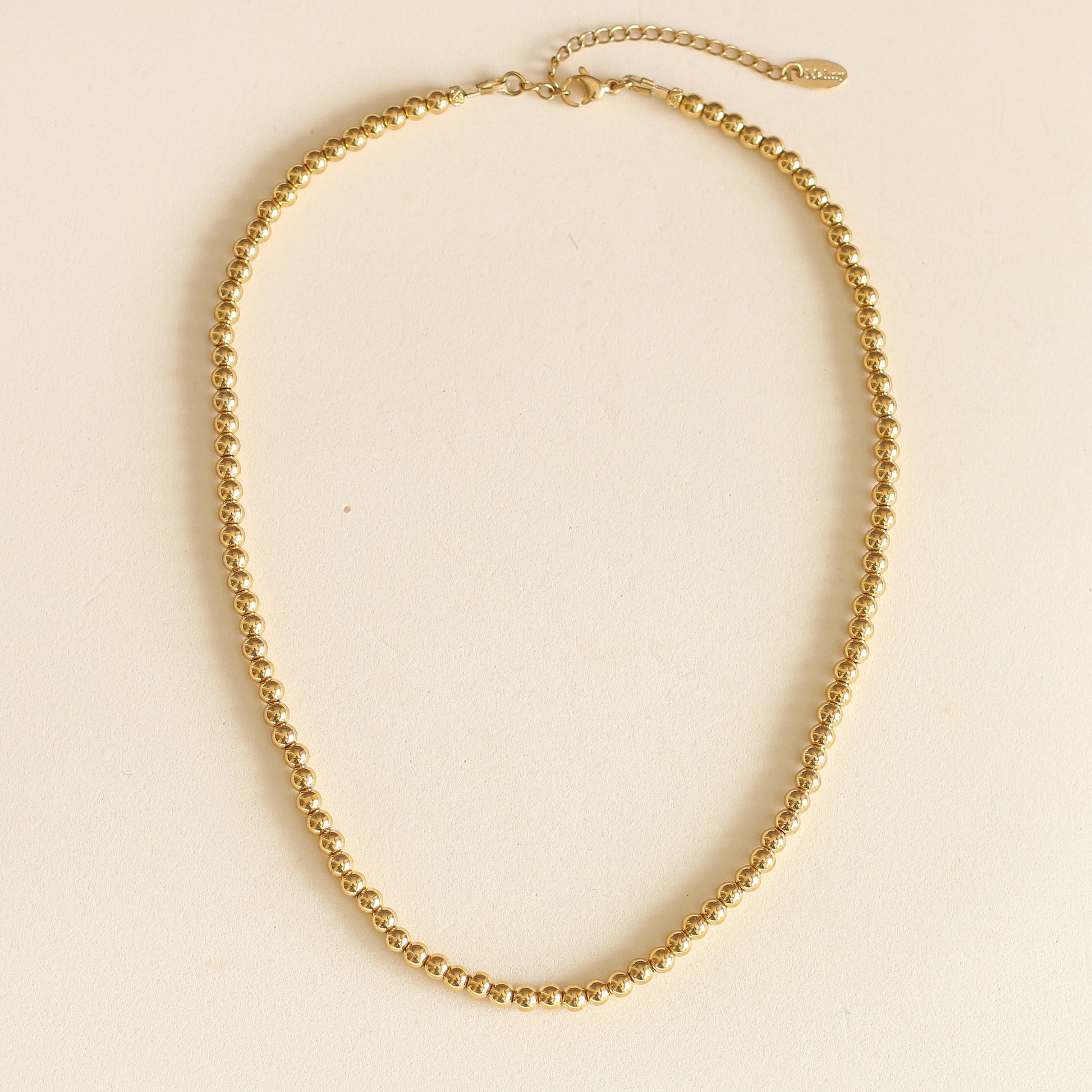 Collier en acier inoxydable avec des boules dorées