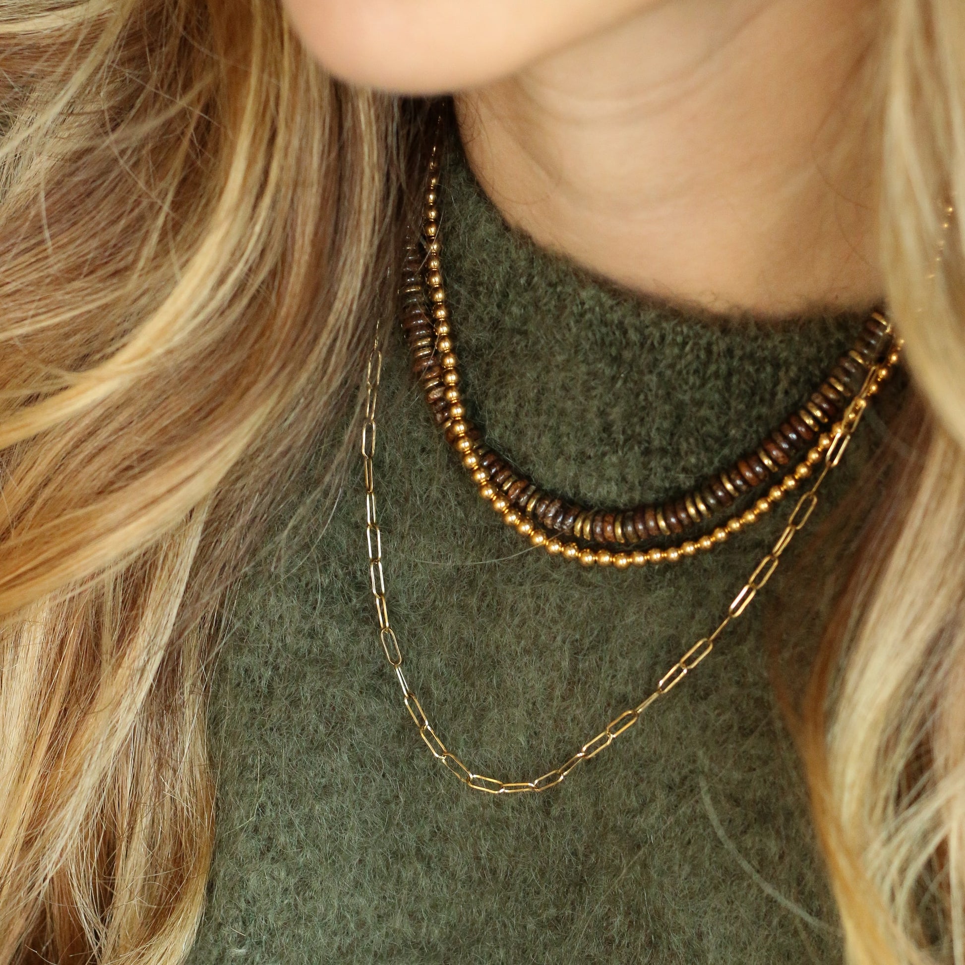 ce collier en perles de Bronzite se porte en layering avec du doré