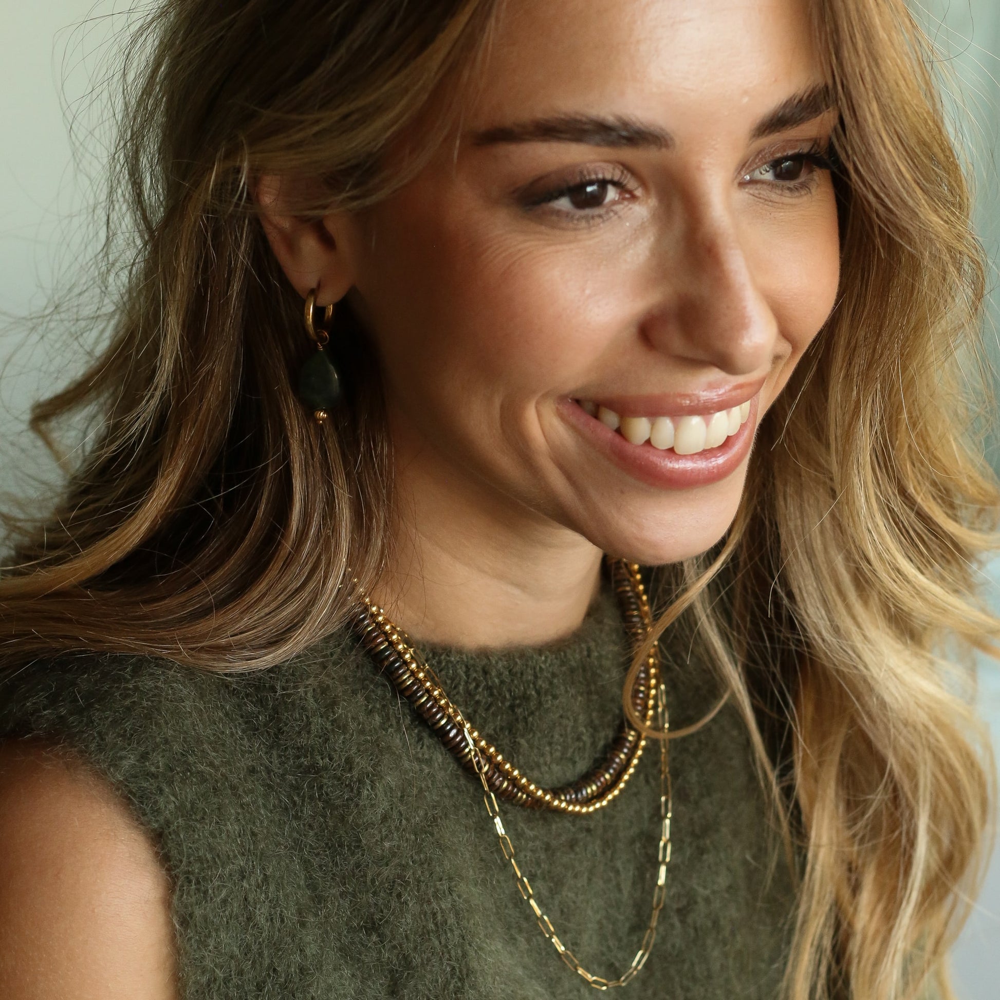 collier en Bronzite perlée fait à la main, un bijou durable