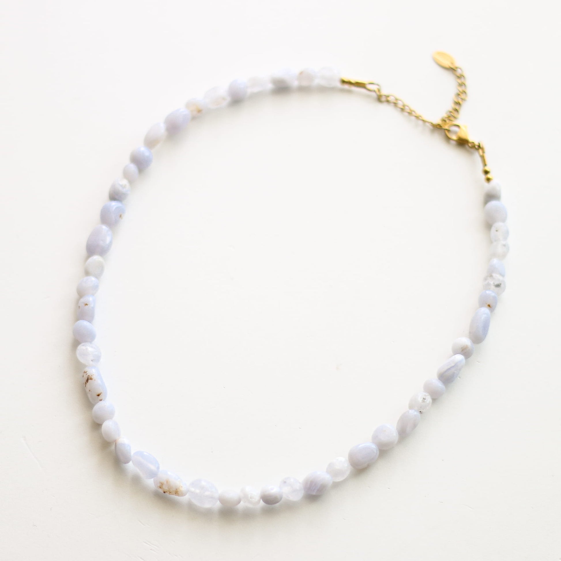 Collier en calcédoine bleue, création faite main.