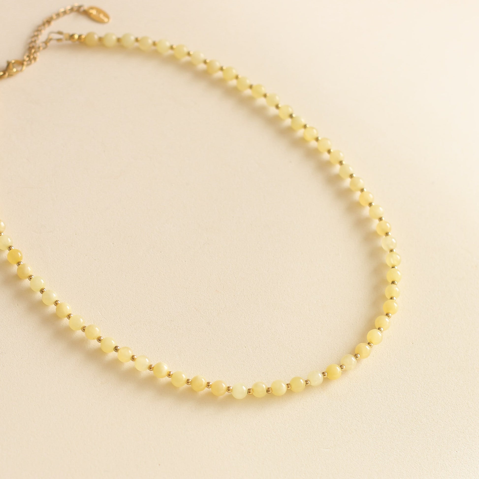 le collier à offrir à votre femme en perles de Calcédoine jaune