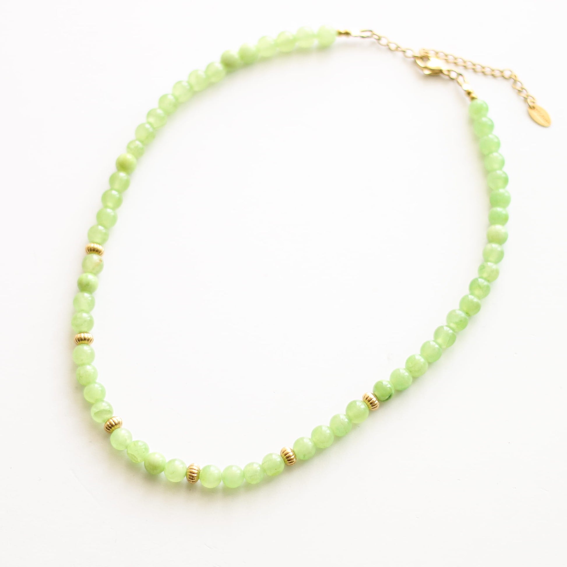 Collier en calcite verte, création faite main.