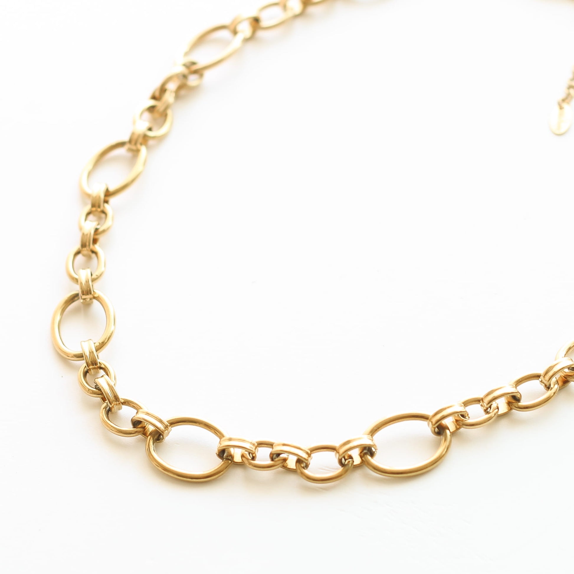 Collier chaîne Anneau, détail des pierres, Mahny bijoux pierres naturelles.