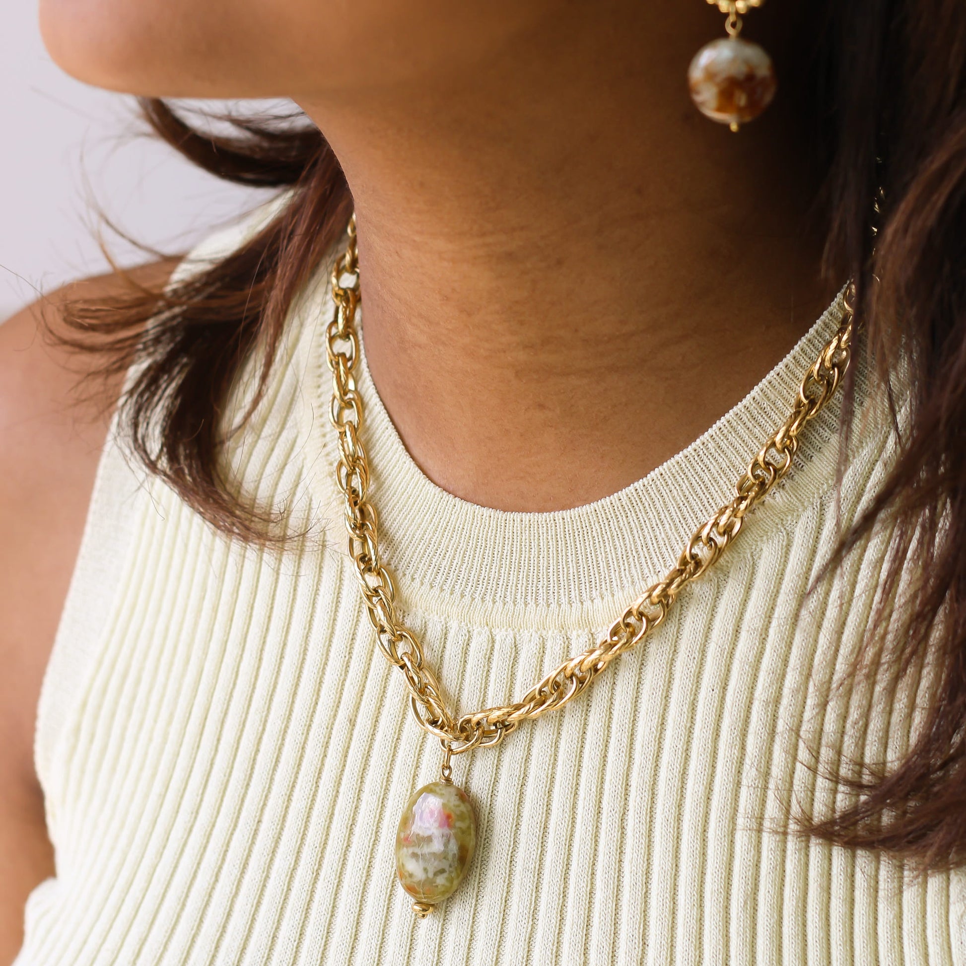 Collier Unakite chaîne corde, vue à plat, Mahny pierres assemblées main, Paris.