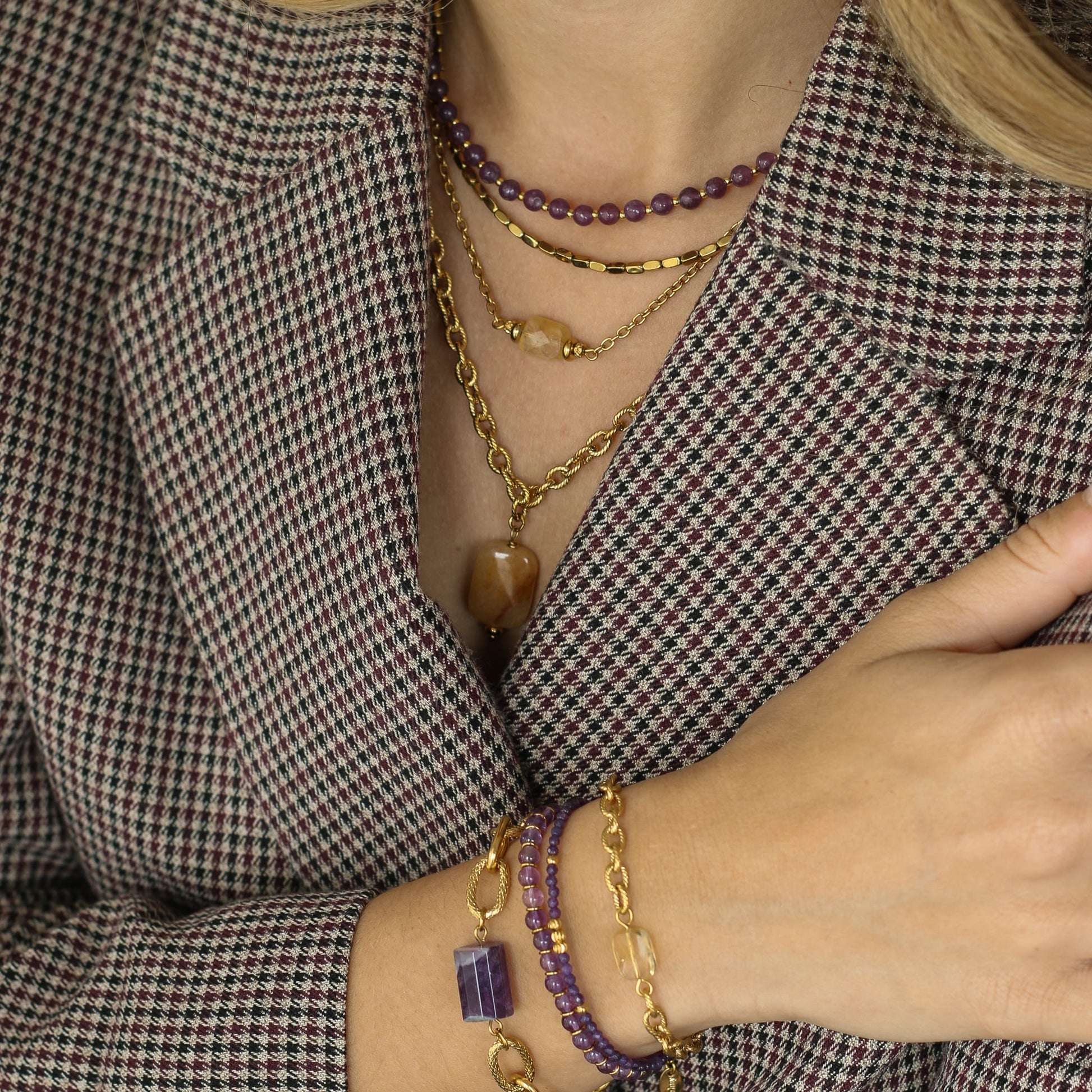 collier avec une pierre jaune naturelle à porter avec d'autres couleurs et chaines