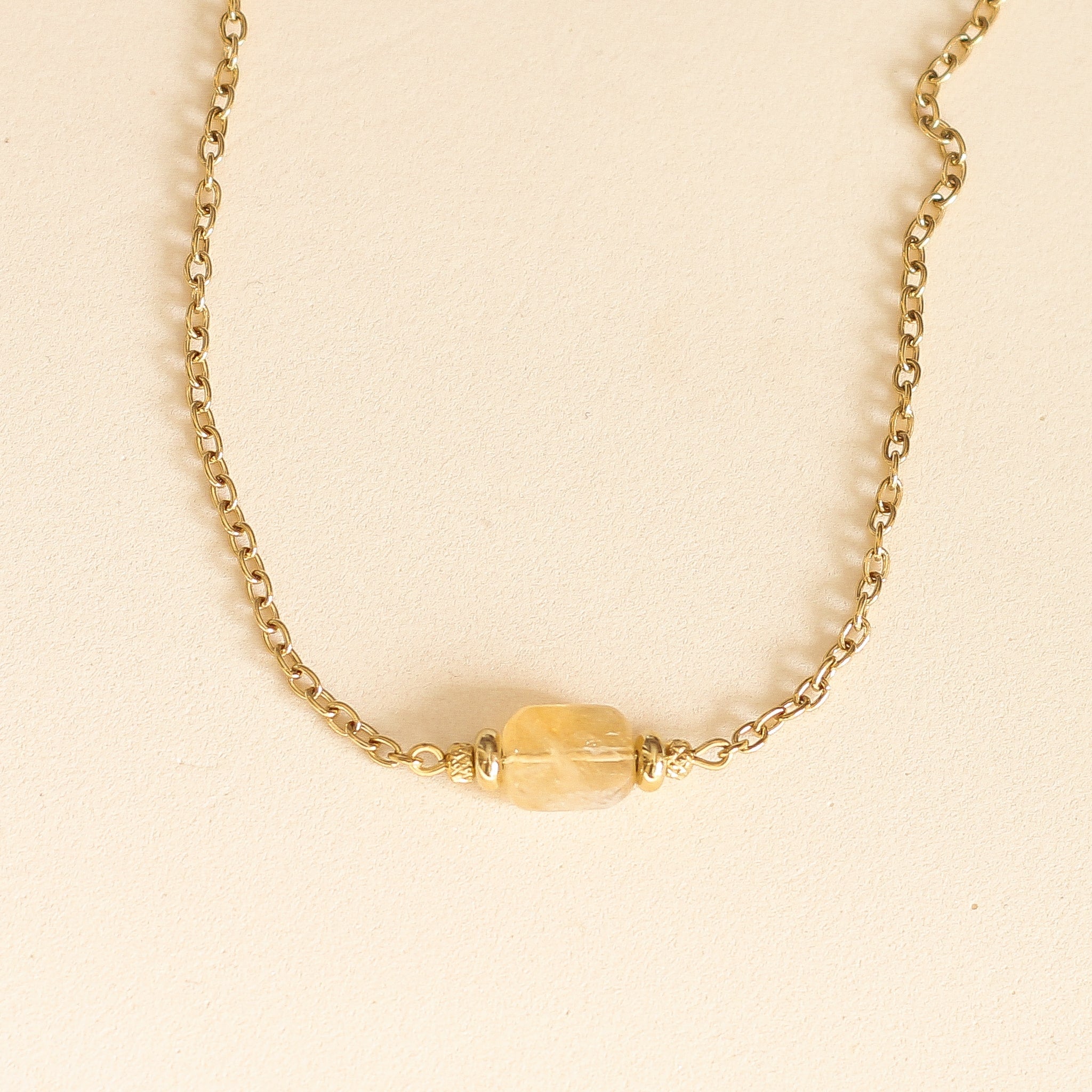 Collier en chaîne dorée et pierre de Citrine 