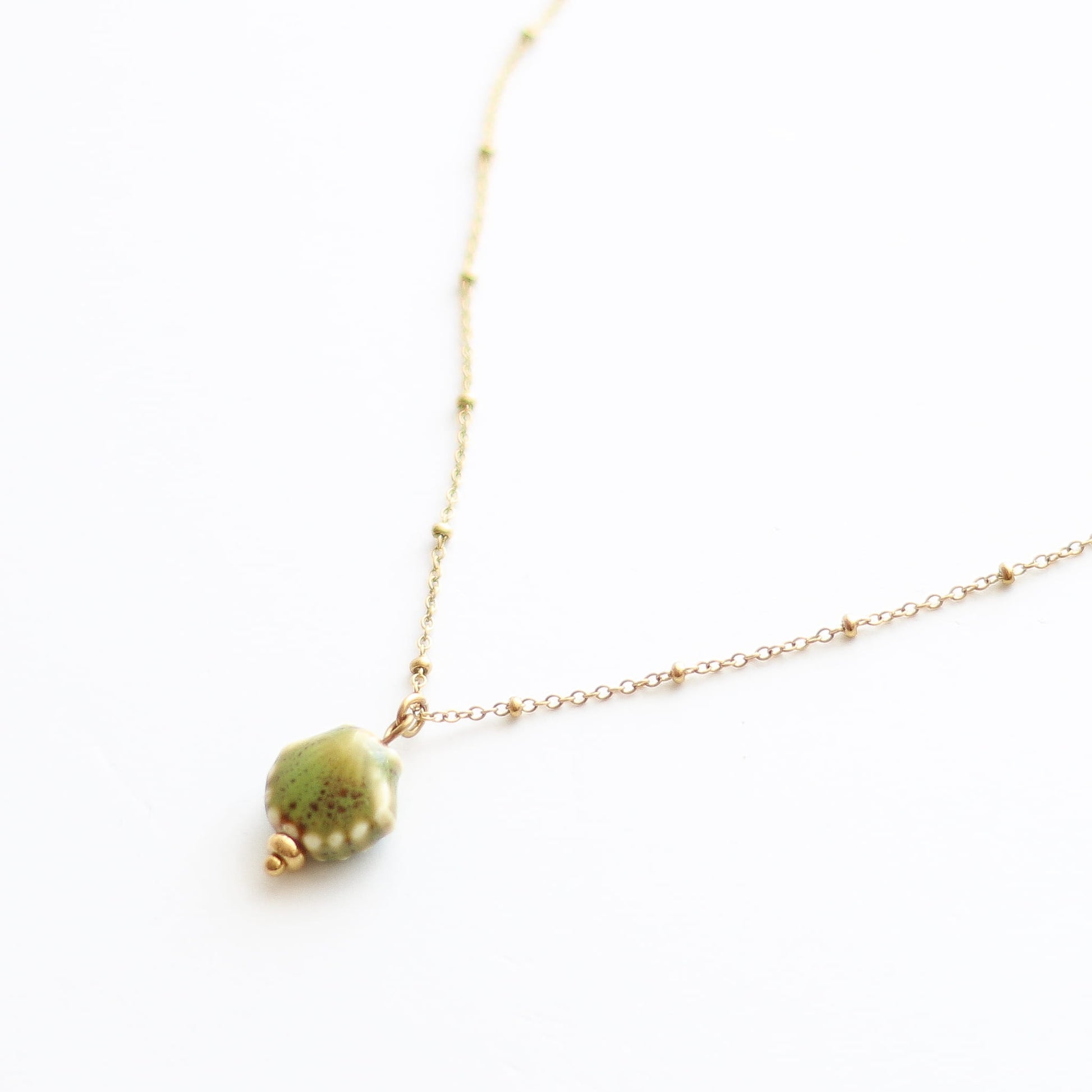 Collier à pendentif coquillage vert doré, acier inoxydable.